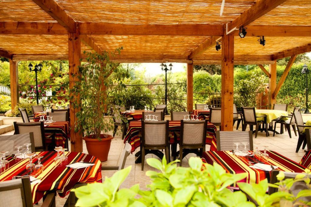 Au Feu De Bois Hotel Amou Bagian luar foto