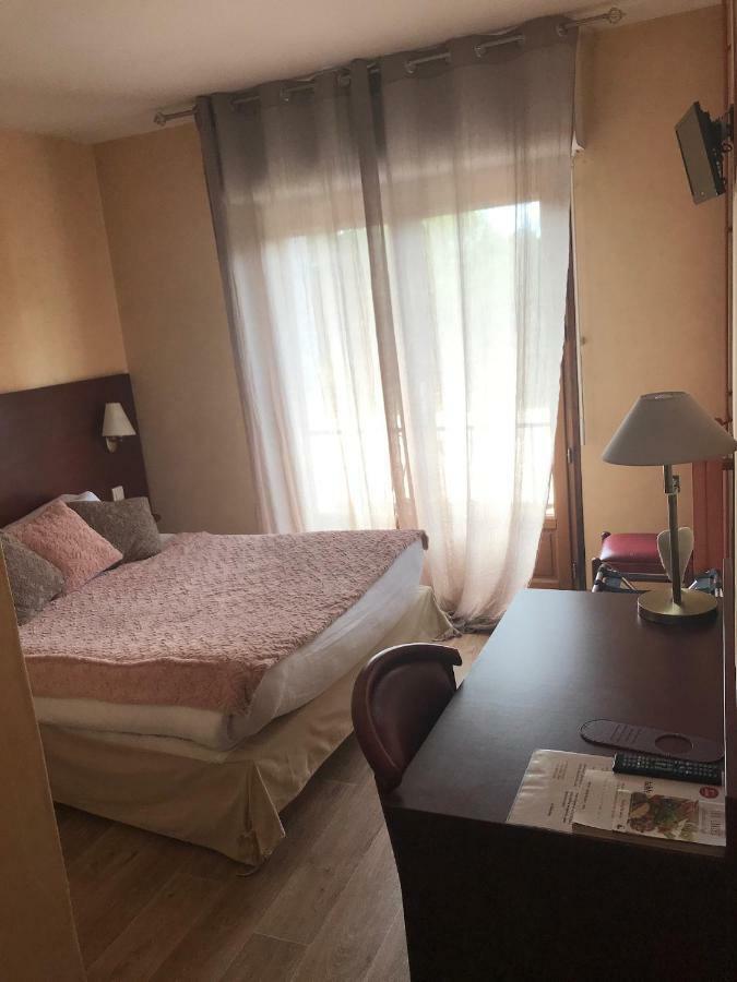 Au Feu De Bois Hotel Amou Bagian luar foto