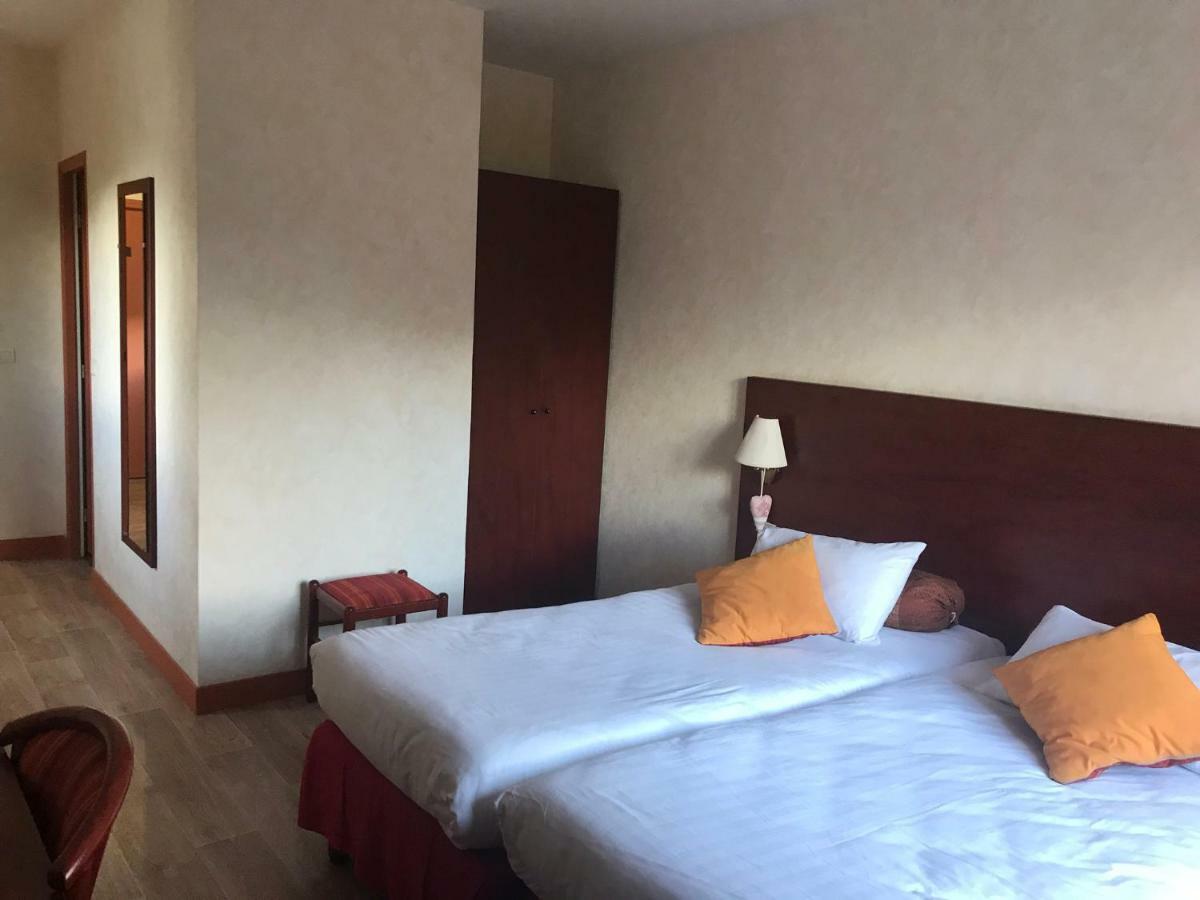 Au Feu De Bois Hotel Amou Bagian luar foto
