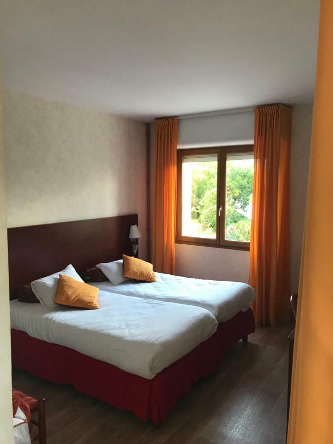 Au Feu De Bois Hotel Amou Bagian luar foto